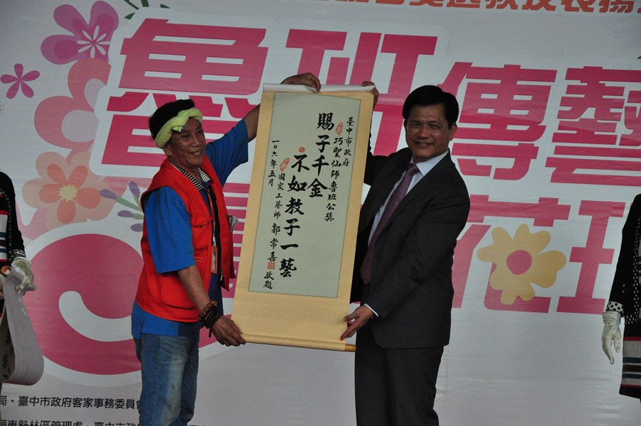 優勝選手與市長合影