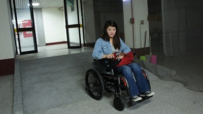 勇敢跨出去　重度肢障美眉成為快樂職場人