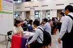 民眾排隊等待面試