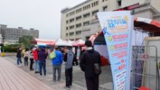 08-活動入口求職人潮保持安全社交距離