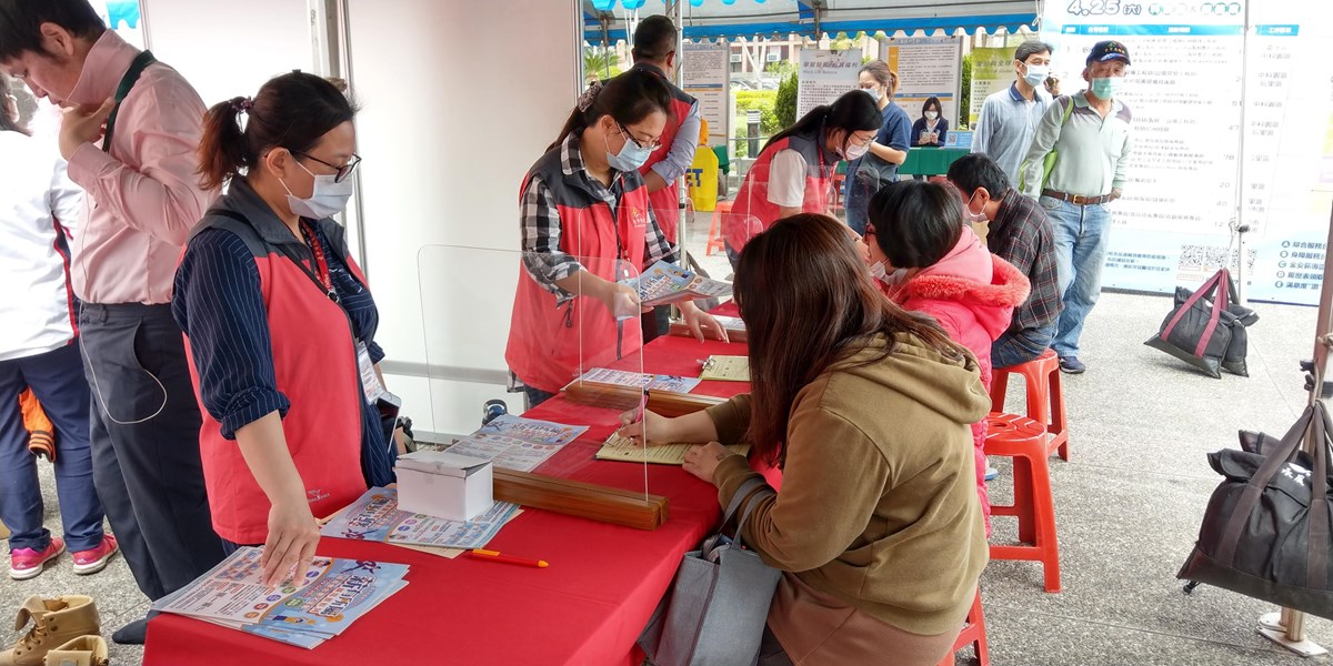 12-綜合服務台-民眾填寫健康關懷問卷後領取活動摺頁