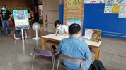 01-活動現場-求職民眾填寫履歷表