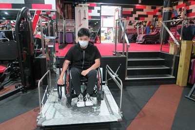 中市府助排除職場障礙 車禍致殘教練重展「幕後人生」