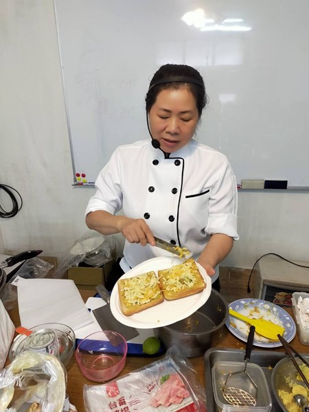老師示範焗烤製作