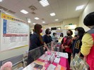 就服處處長巡視活動現場，並為廠商加油打氣