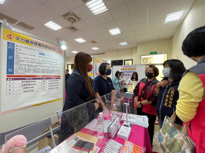 就服處處長巡視活動現場，並為廠商加油打氣